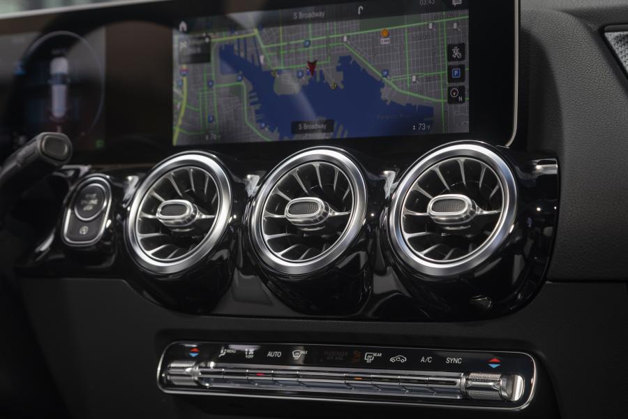 Детали интерьера Mercedes-Benz GLA250 AMG Line (H247) 2020 года  (NA) (фото 73 из 96)